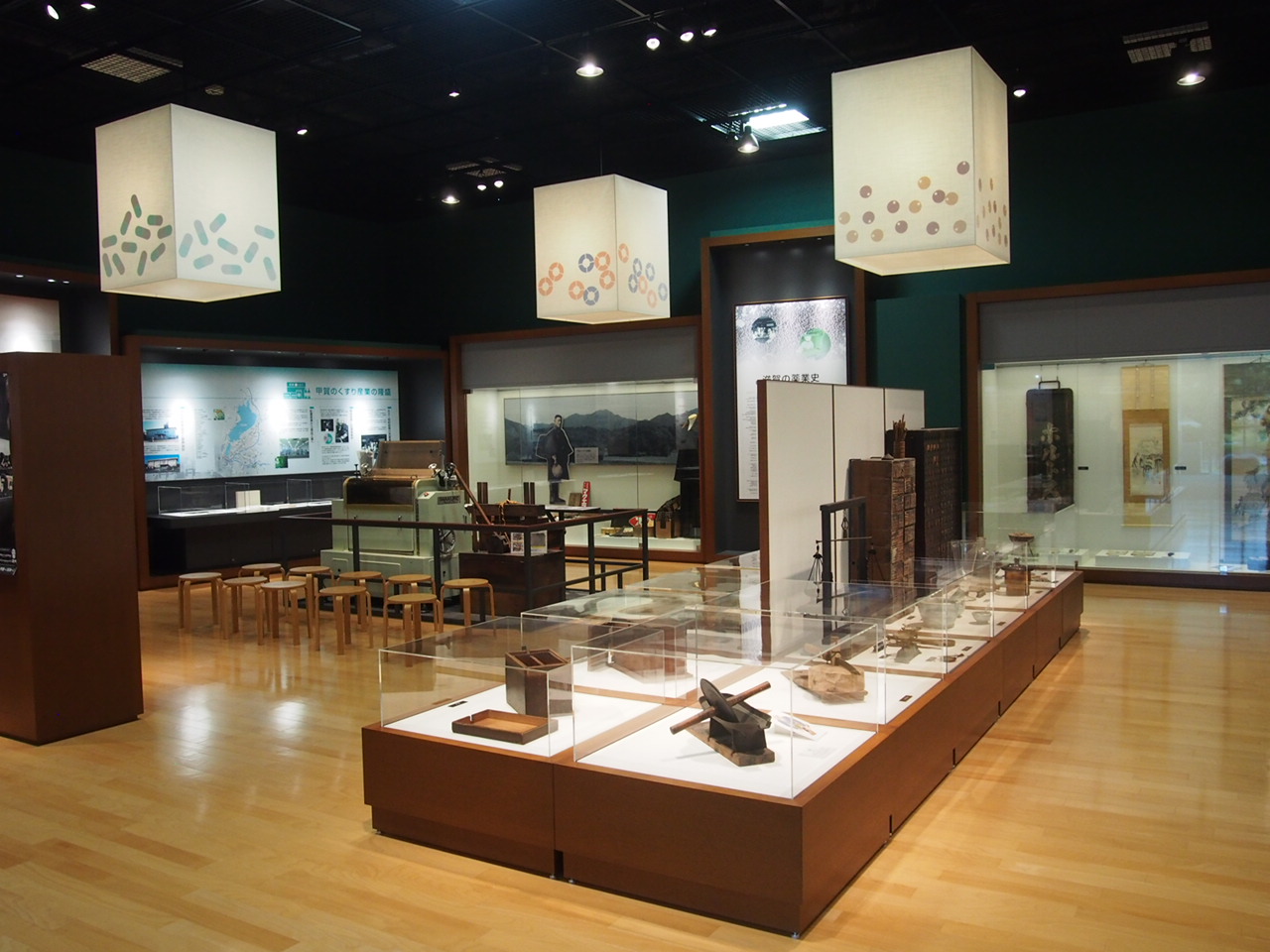 Kusuri Gakushukan Permanent Exhibition Tracing the History of Pharmacy